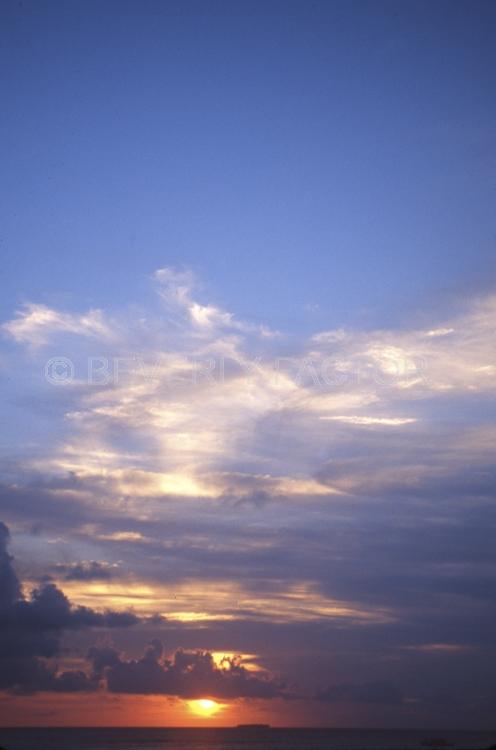 Islands;sunsets;sky;clouds;colorful;sun;yellow;water;red;Maldive Island